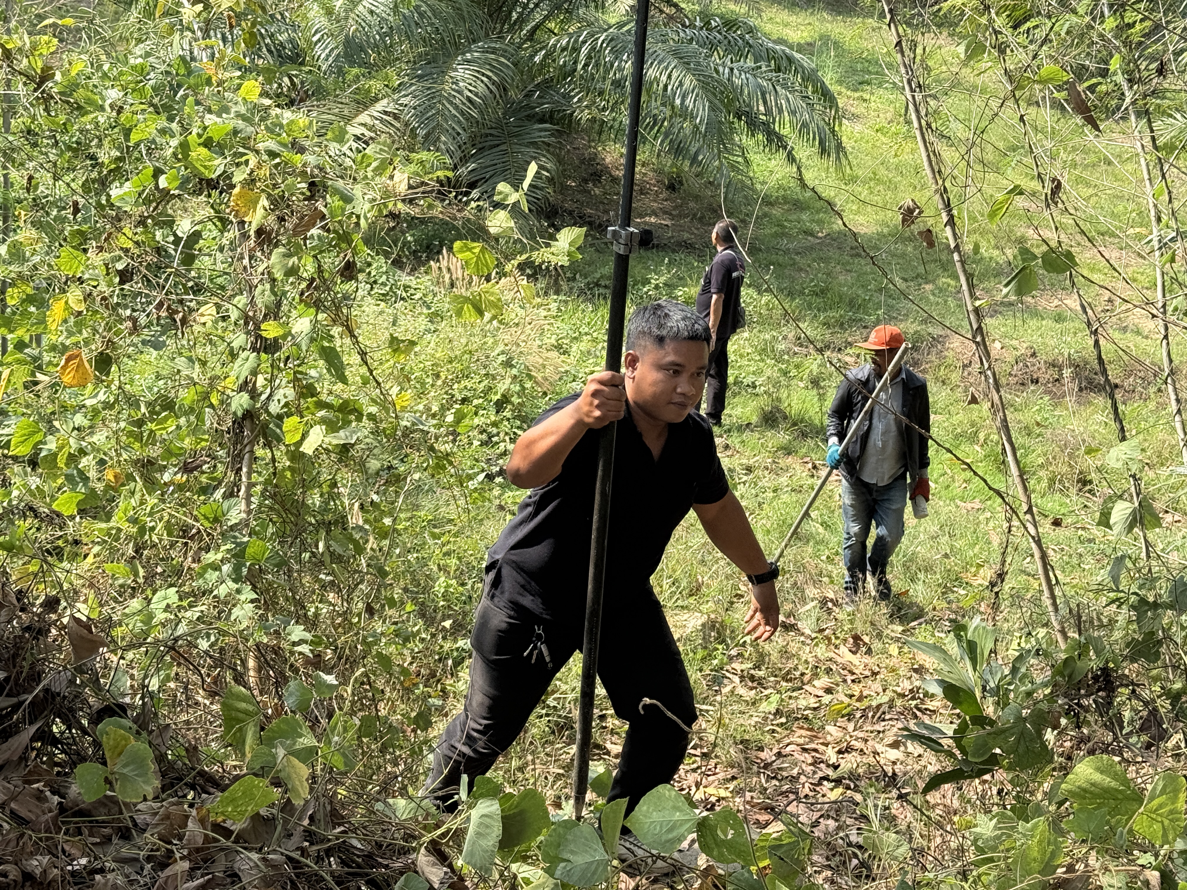 title - วันจันทร์ที่ 19 มกราคม 2569 นายนิกร ไพริน ปฏิรูปที่ดินจังหวัดชุมพร มอบหมายให้ นายพิษณุ บุญแนบ ผู้อำนวยการกลุ่มงานช่างและแผนที่ พร้อมด้วย เจ้าหน้าที่ ส.ป.ก.ชุมพร ลงพื้นดำเนินการรังวัดที่ดิน 